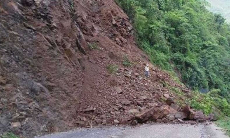 गगनेखोलामा पहिरो जाँदा कर्णाली राजमार्ग अवरुद्ध